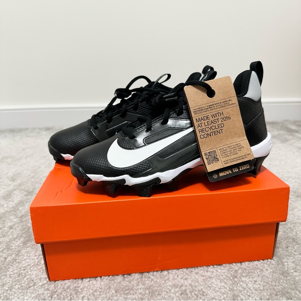 NEW IN BOX Nike Kids' Alpha Menace 4 Shark Football Cleats Black and White SZ 4Y